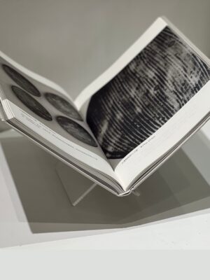 Acrylic-transparent-book-shelf-book-display-bracket-art-decoration-shelf-simple-desktop-magazine-storage-shelf-1