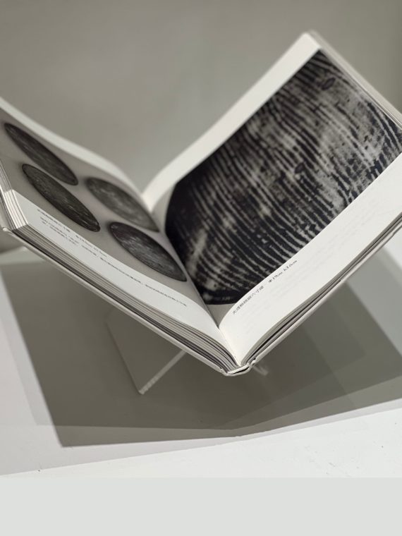 Acrylic transparent book shelf book display bracket art decoration shelf simple desktop magazine storage shelf